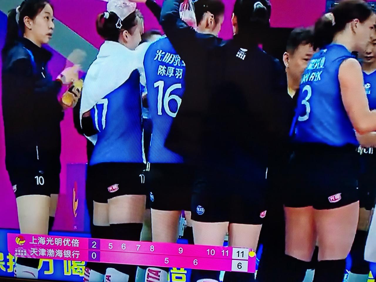 女排排超联赛第十六轮，上海女排对阵天津女排，前两局上海女排获胜，第二局上海女排许