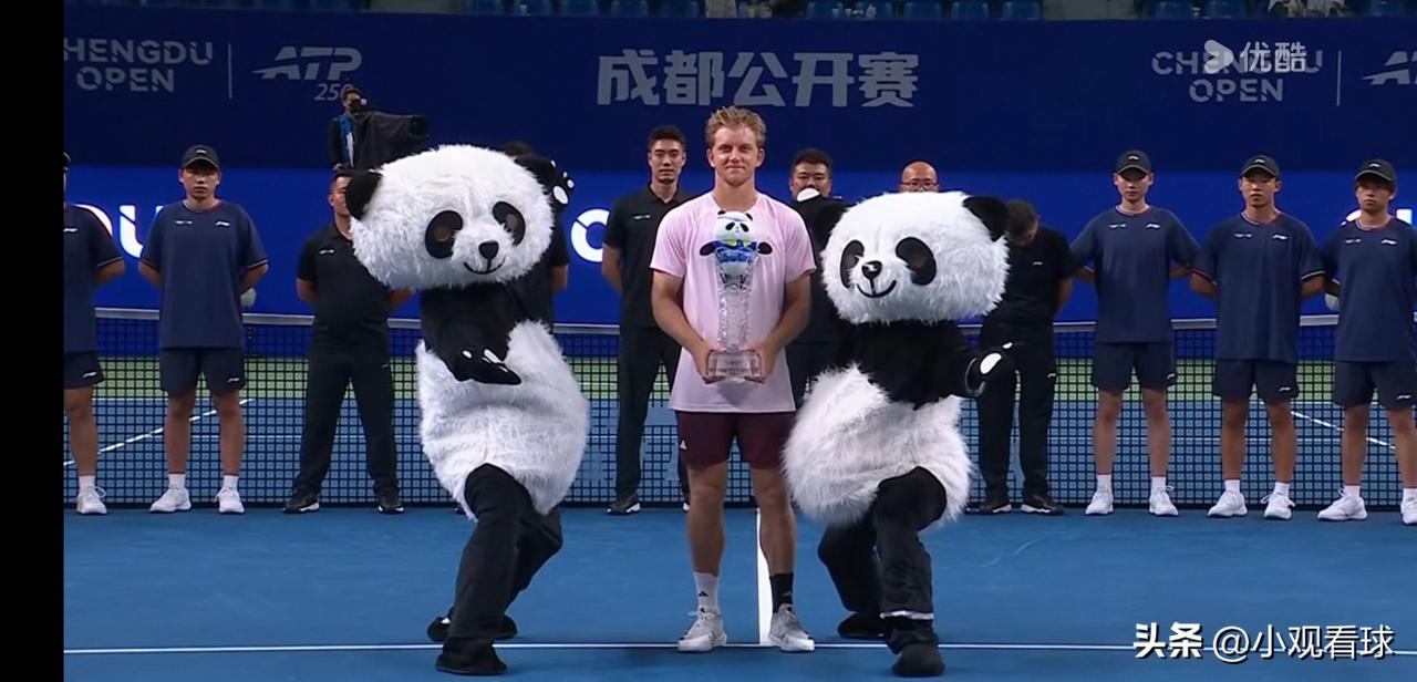 🎾🎾达维多维奇.富基纳战胜胡尔卡奇，赢得成都公开赛冠军。这是他职业生涯第二个