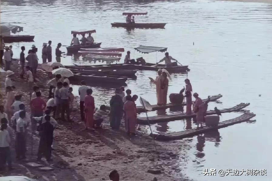 80年代老照片:广西桂林渡船过漓江

广西80年代 30年前游桂林 星湖旧照 荔