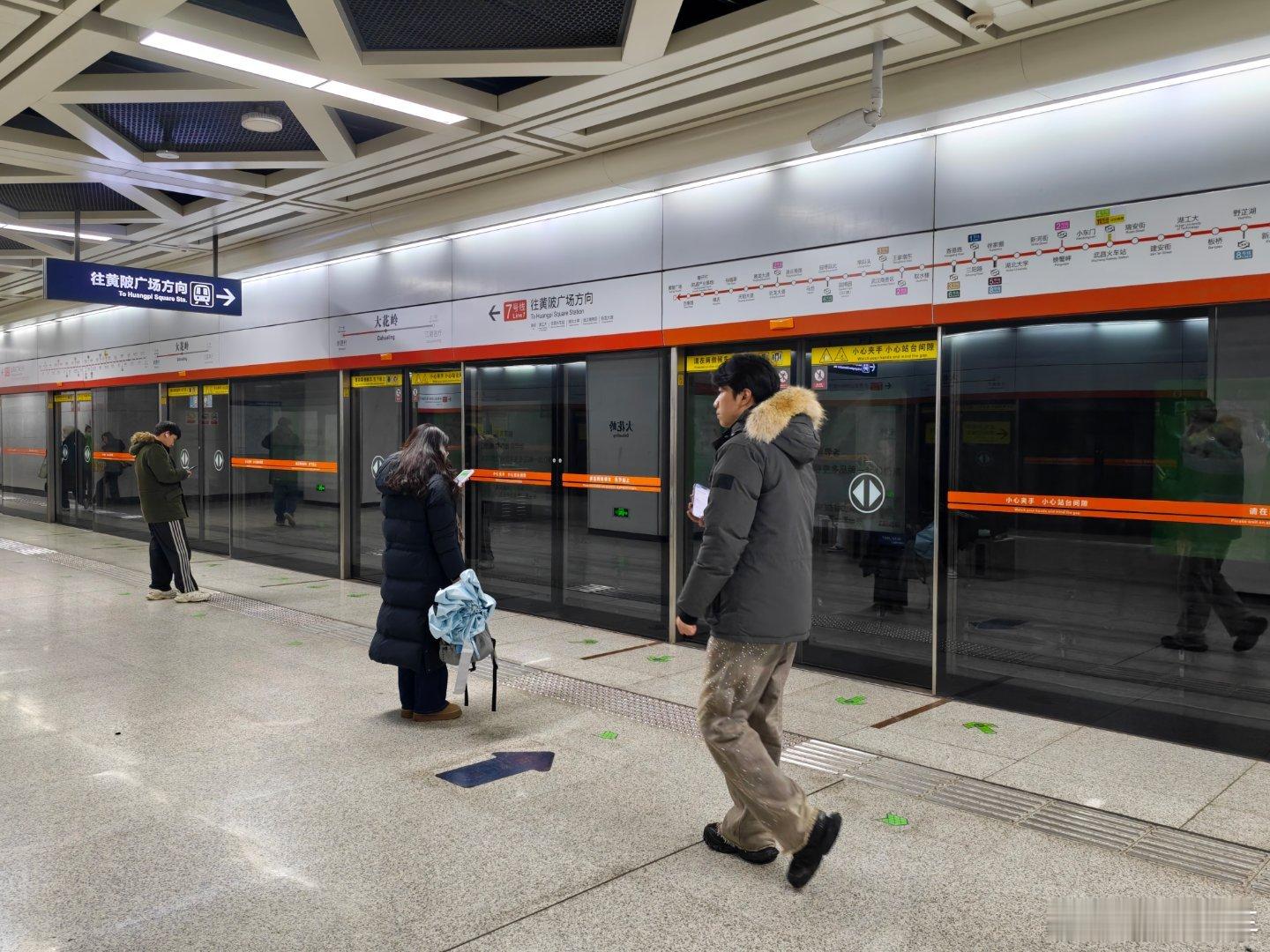 不上班怎么行呢？ 下刀子也上班啊 开车去怕晚上路上结冰回不来 主要是才提的车，要