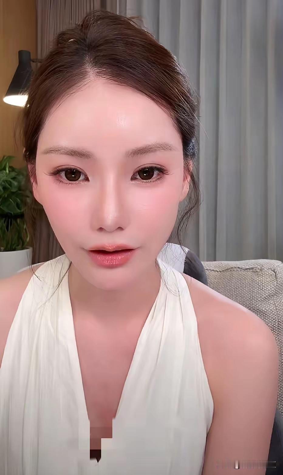 她成功了，一个大家不知道的她，到现在让很多人都认识了她。就是小菲和兰姐，突然发现