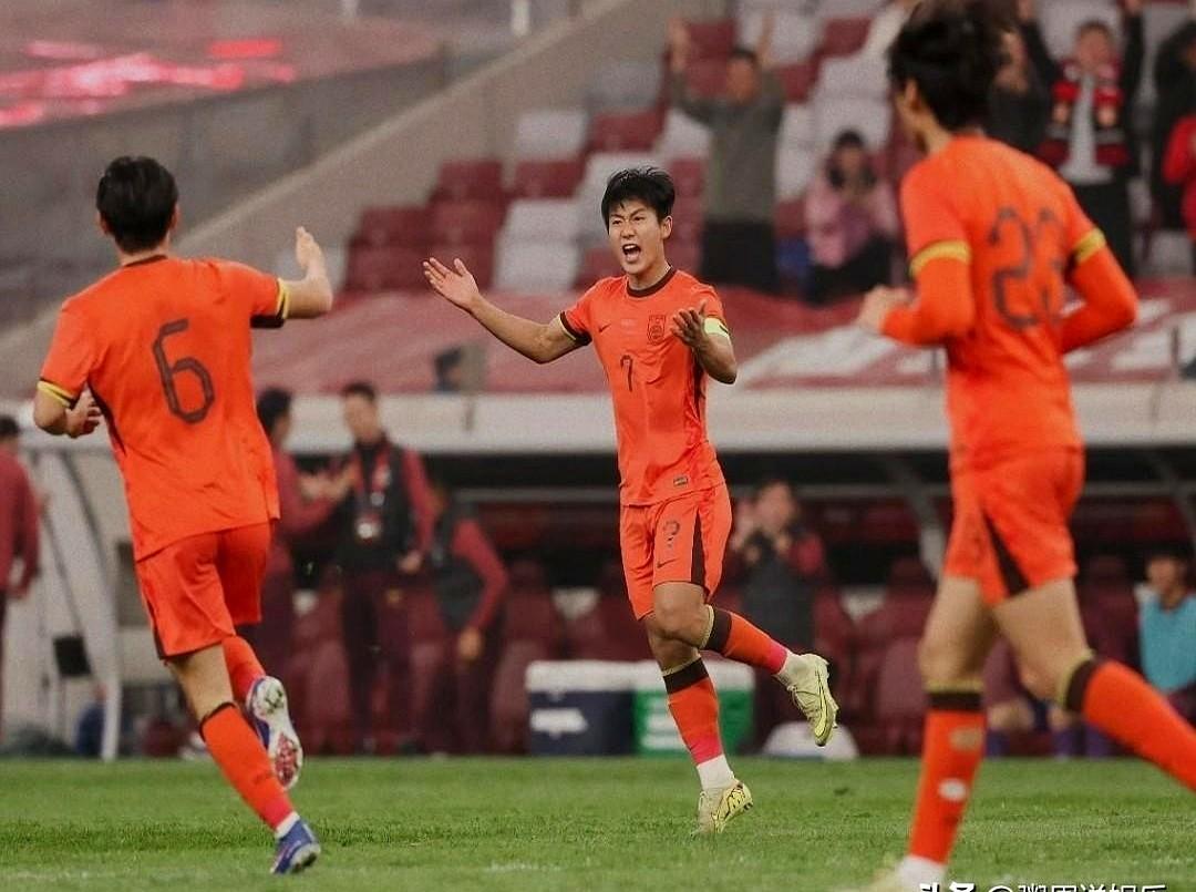 中国U23男足昨晚在西安踢了场“让二追二”！主力都去成年队了，这帮新人开场就0-