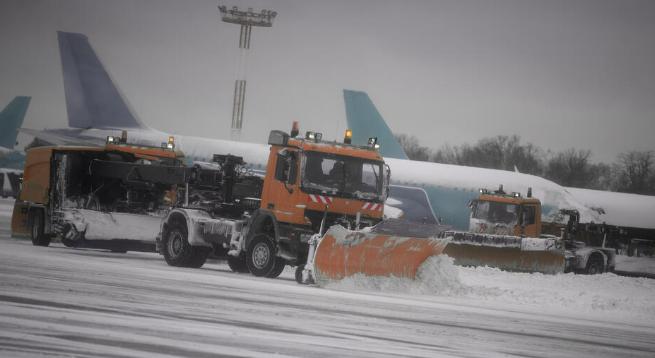 在莫斯科机场，57个航班延误，28个取消，两架飞机被调往其他机场。

多莫杰多沃