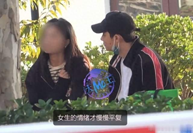 张铭恩街头与女友激烈争吵，女方两度下跪引热议