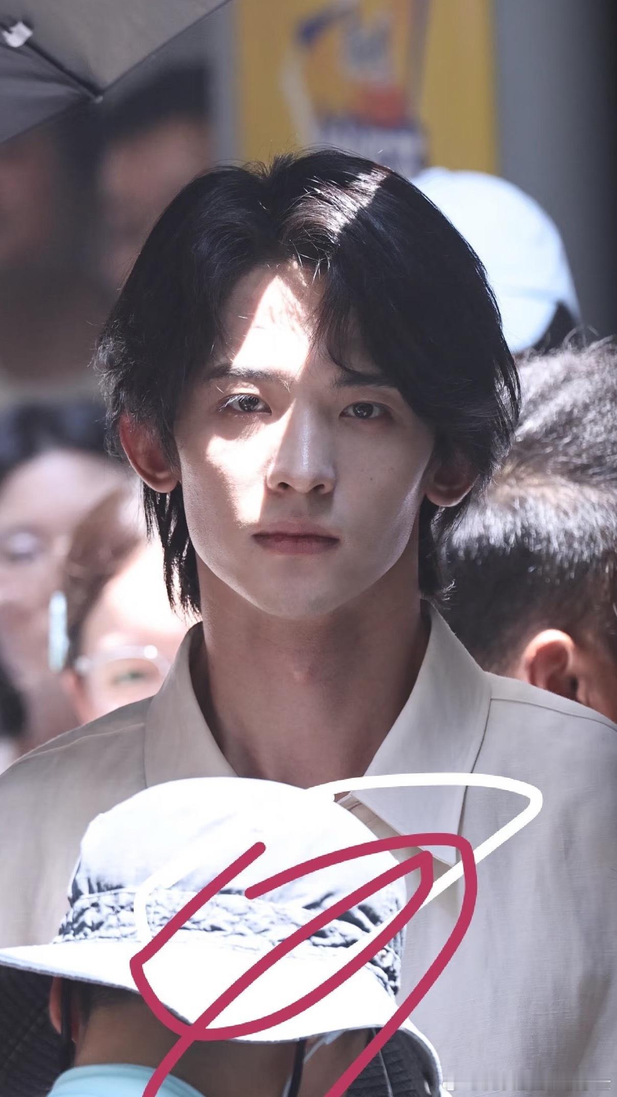 常华森很适合这个文艺男造型 