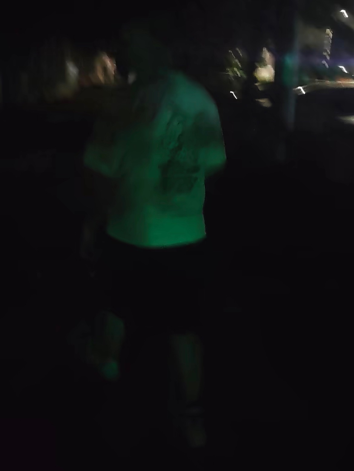 【玉林一男子贴广告纸在后视镜被抓现行】近日，玉林市某地一名男子去贴广告纸在小轿车