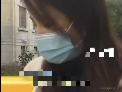 近日，嘉兴的一女子称，她网购了一件150元的大衣，收到后她在车内试穿发现袖子短，