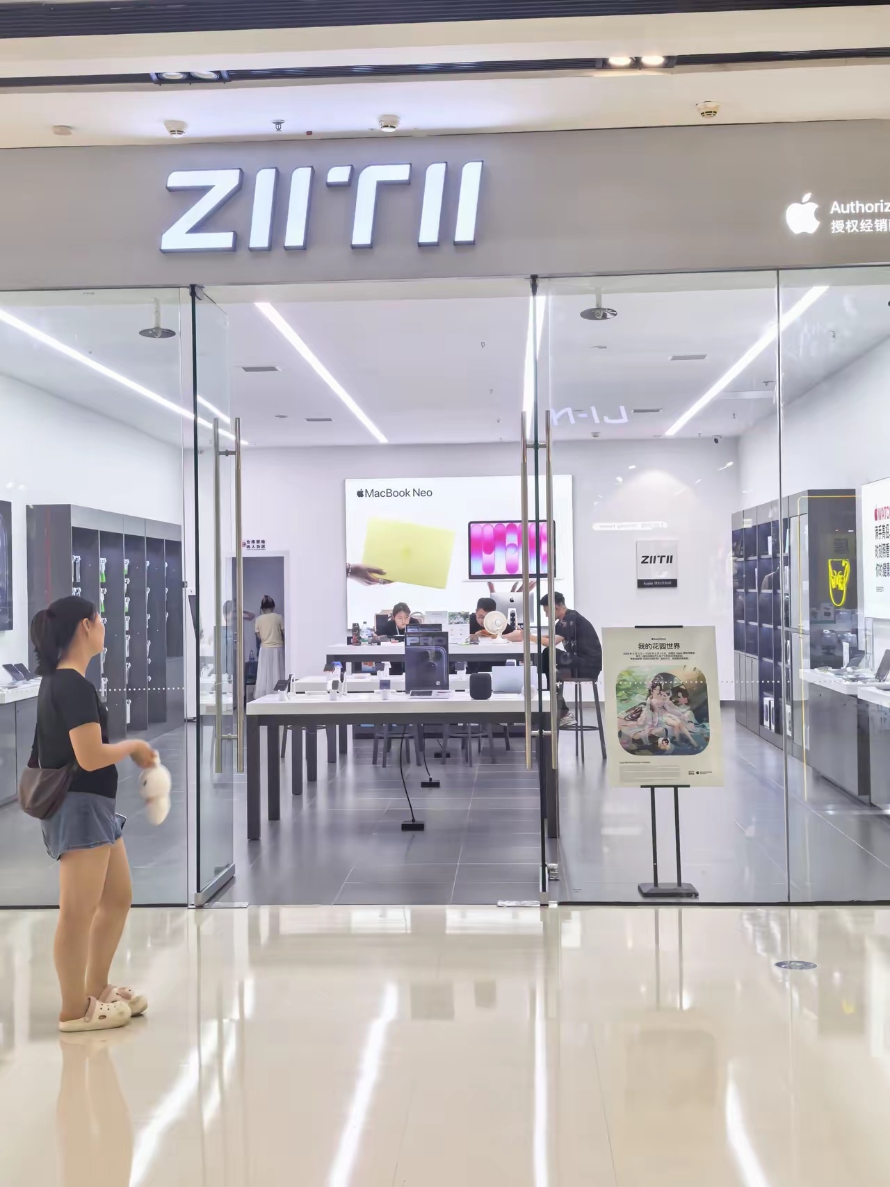 下午没事逛了一下万达，华为体验店和隔壁苹果店给人的感觉太悬殊了。记得2020年在