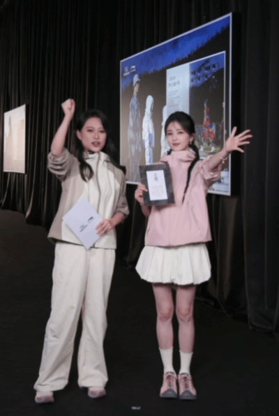 白鹿打卡东方山河影像展 成都这站东方山河影像展，白鹿来沉浸式打卡，亲手制漆扇、打