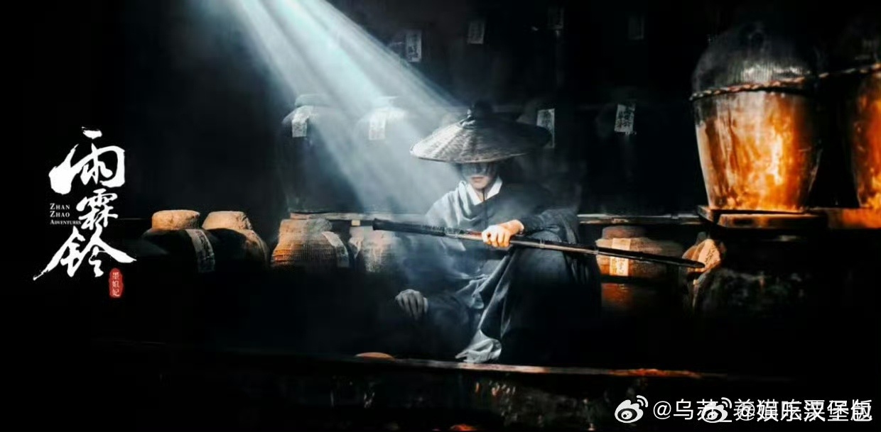 杨洋公式照 黄金比例脸  这张脸的伟大是即使在看不清五官的时候都会觉得帅的程度，