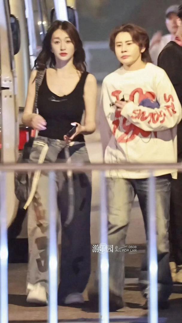 这哪是快50的状态 看起来才20多 