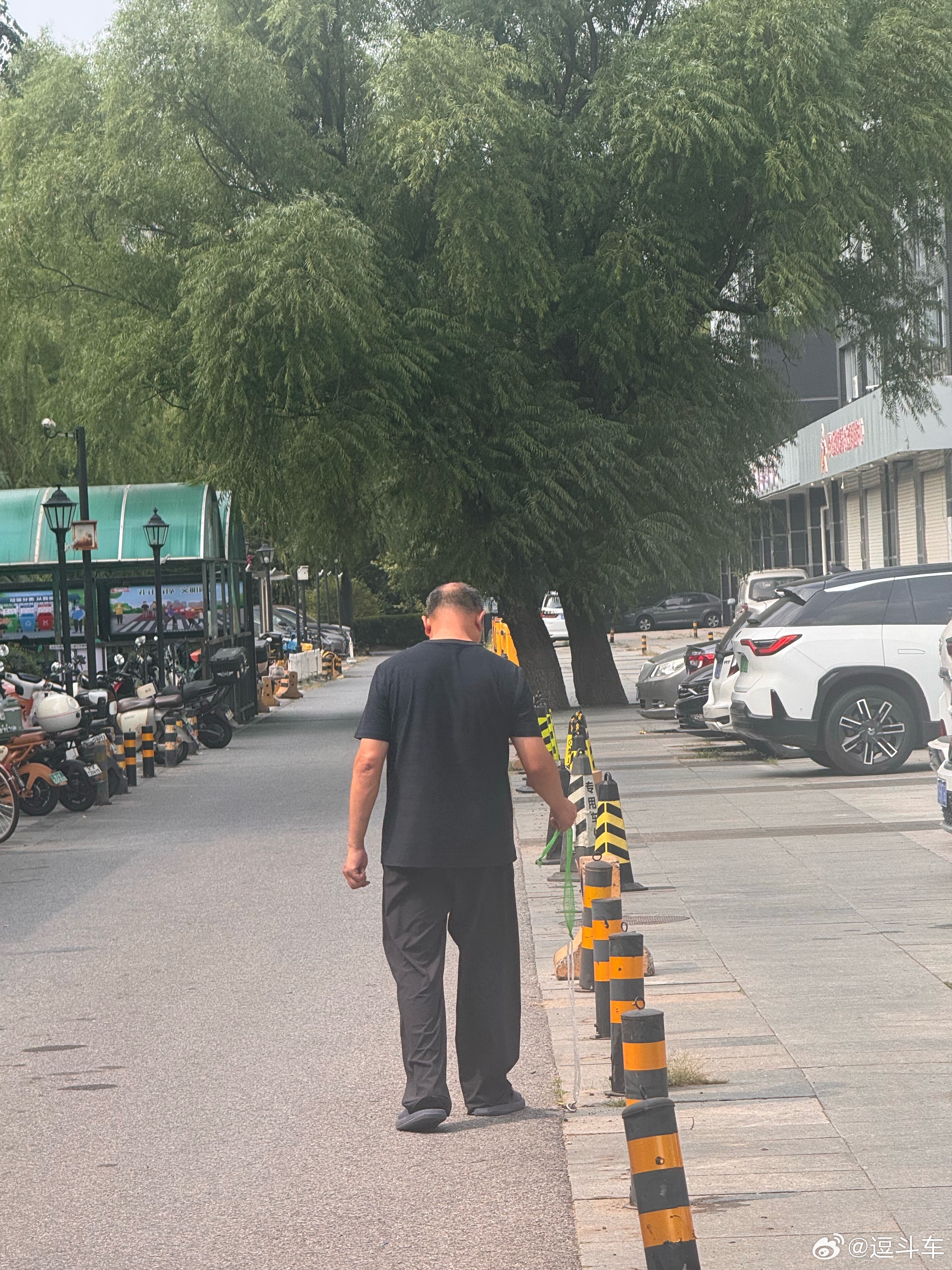 修理厂门口，看到一大哥慢慢悠悠拿着绳子挂一吸铁石“扫雷”呢！也是帮修理厂清理了螺