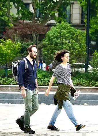成都宽窄巷子，俩外籍游客吃饱喝足抹嘴就走，被店主拦下要钱时，不仅两手一摊装听不懂