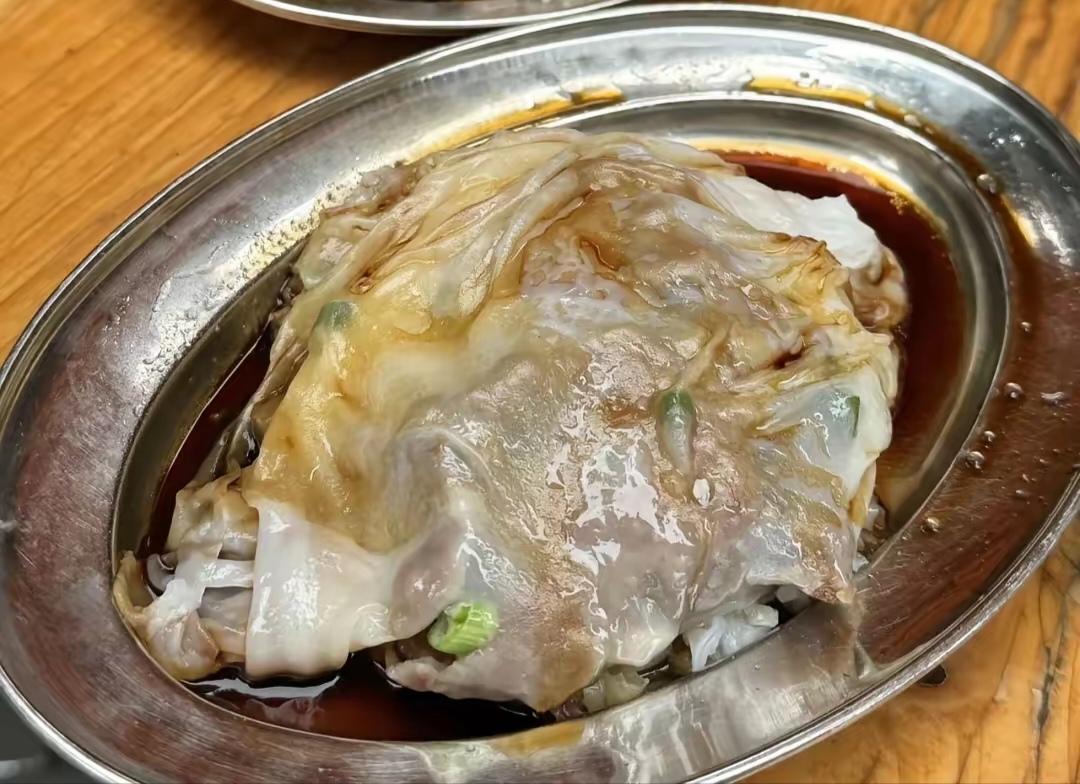 肠粉是广州的标志之一，来到广州，你一定要会选肠粉店，虽然说90%以上的肠粉都不会