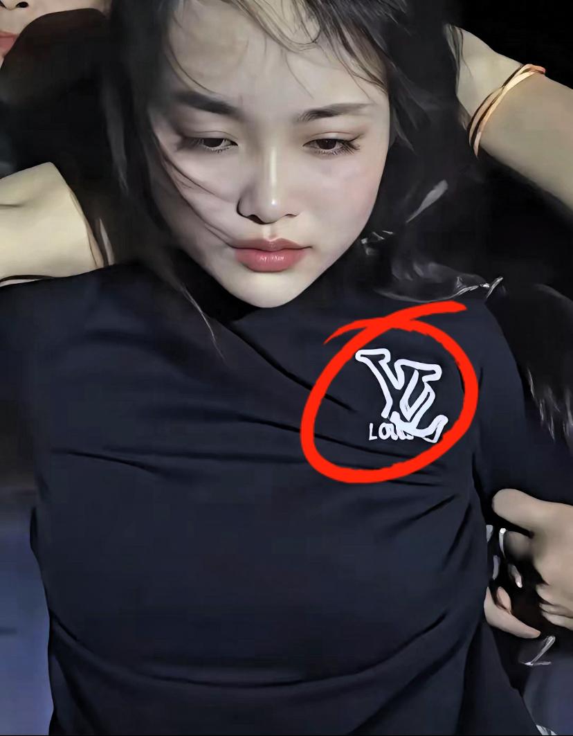 我奶这辈子没读过书，
可看人眼光比谁都毒！
前几天翻到柬埔寨那个被抓的姑娘照片，