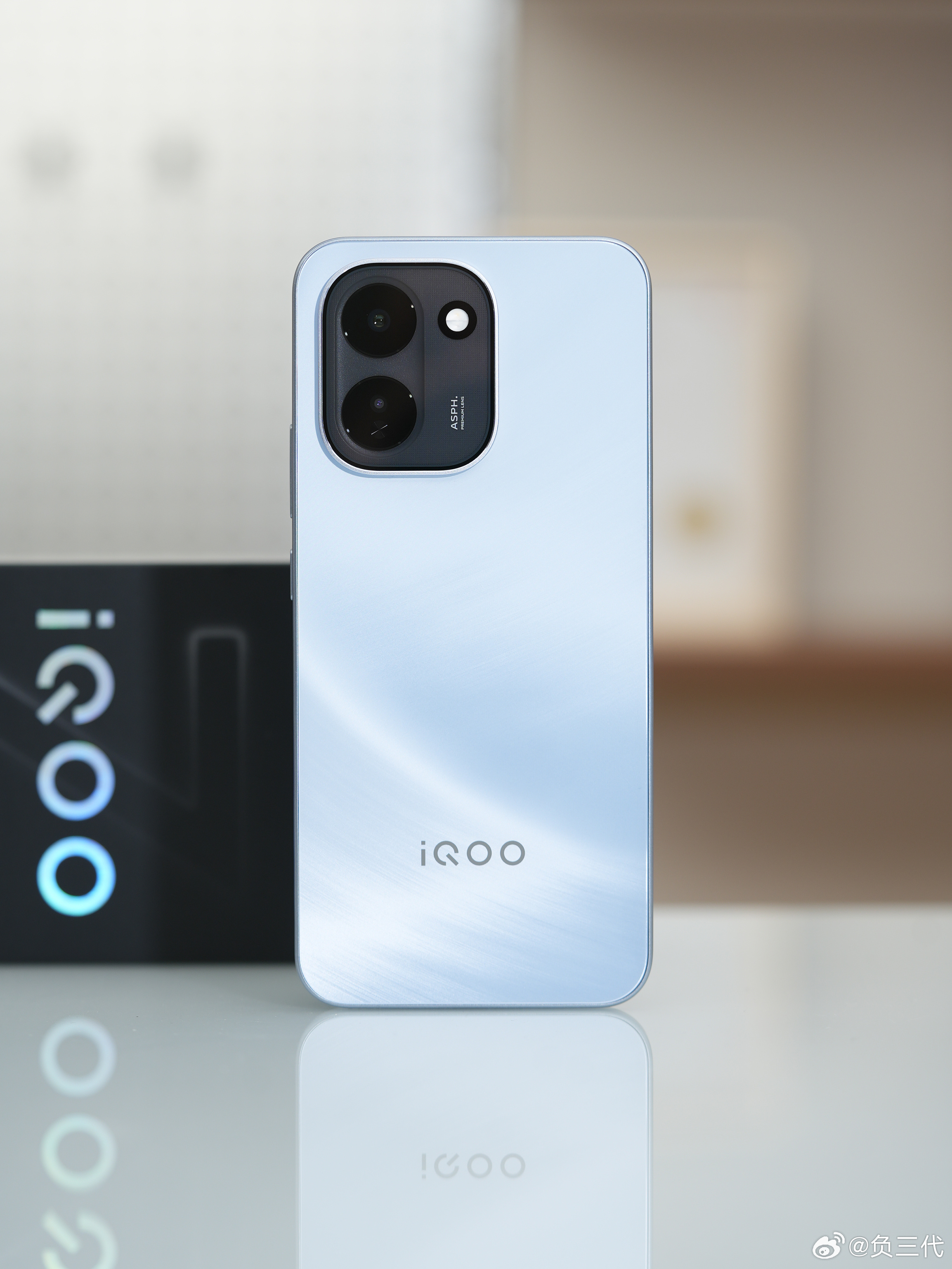 iQOO Z11先看外观，推荐感兴趣的都选择「沧浪浮光」配色，淡蓝色比较高级好看