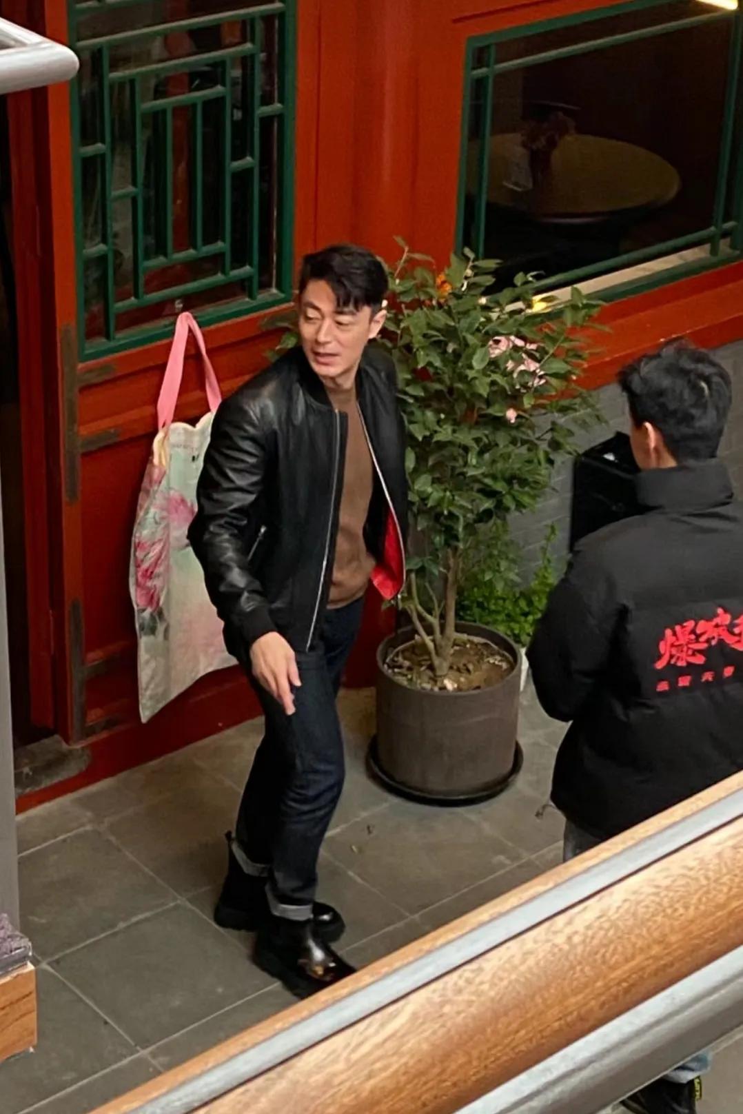 北京偶遇霍建华，霍建华本人真的是挺帅的，穿上这个皮衣加上这个发型真的酷酷的，下颚