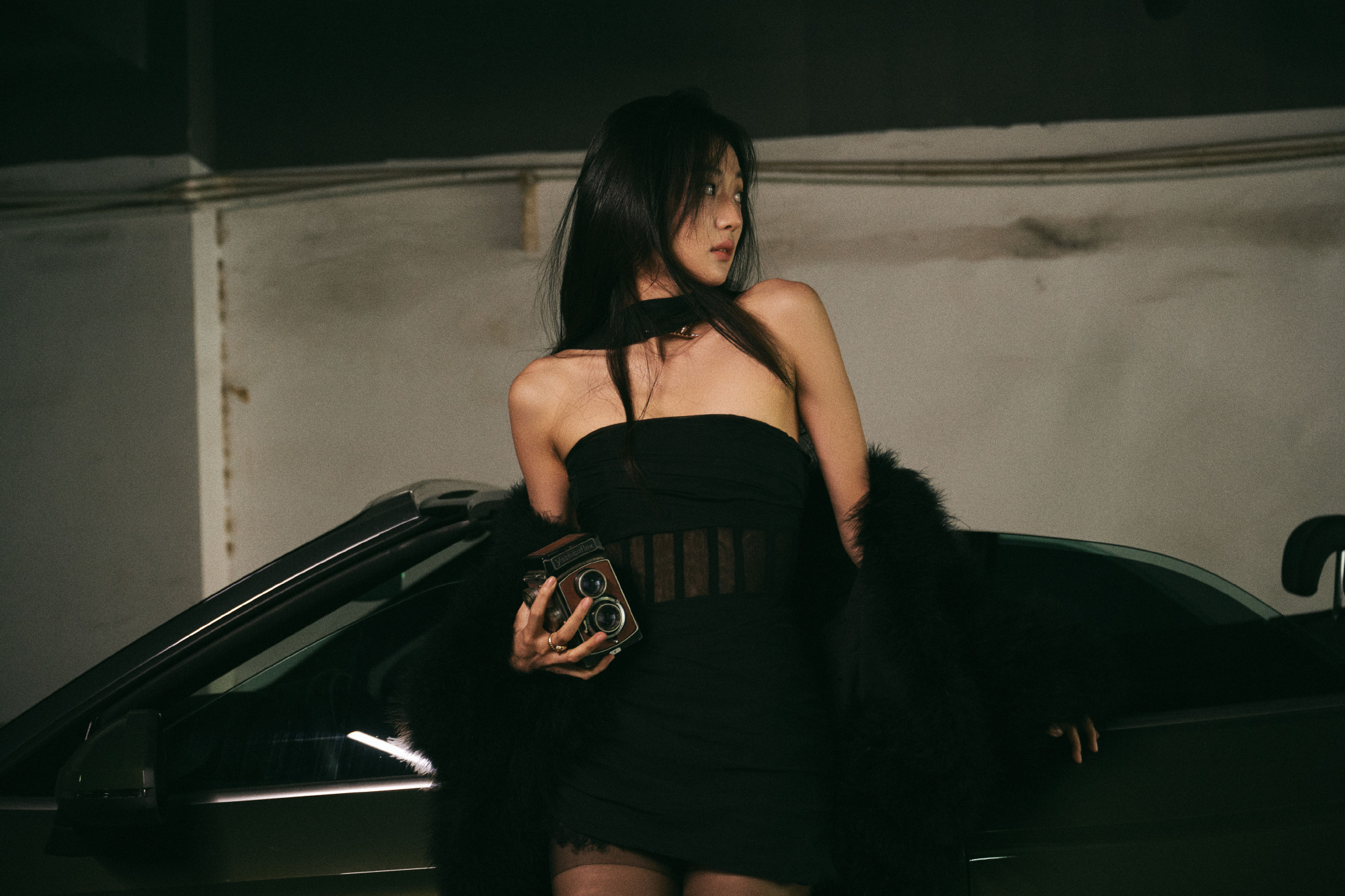 孙千黑色抹胸裙：光影流转间，随心，率性、优雅。孙千