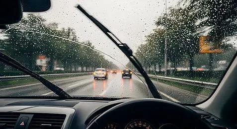 买车的欲望已经到了极致一场暴雨戳破真相：普通人买车，买的从来不是面子是底气最近“
