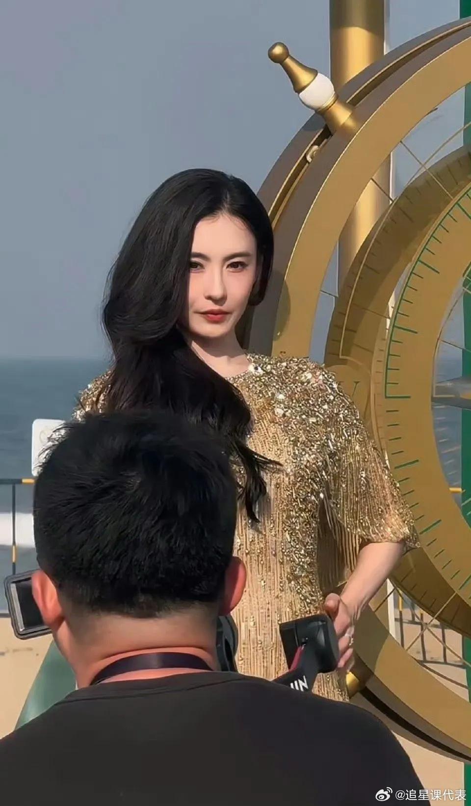 与粉丝暖心互动
在人潮之中，张柏芝一眼锁定粉丝，隔空比心🫶🏻 那灵动模样，满