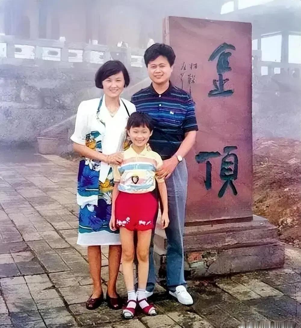 1989年，与父母在峨眉山游玩的李宇春，她那时候还只有6岁。

1989年，中国