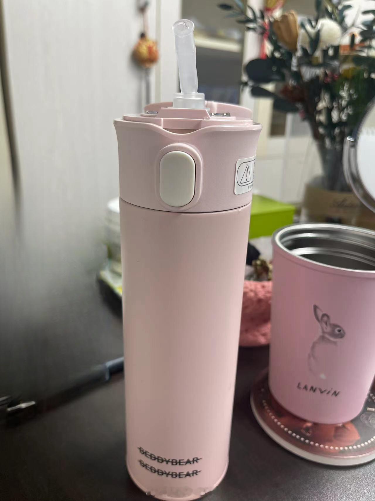 事情是这样的，因为很喜欢很喜欢这个淑女粉吸管杯，所以这两天都在用它喝水，但是因为