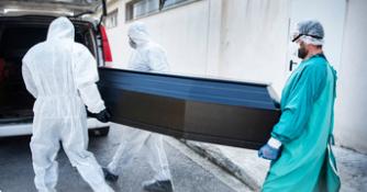 俄两名海员在中国船只上身亡 遗体将运回国内
 
俄媒：两具遗体正等待送回俄罗斯进