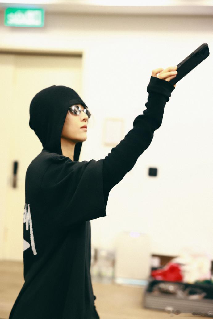 2025爱奇艺尖叫之夜刘雨昕爱奇艺尖叫之夜彩排照，期待刘雨昕