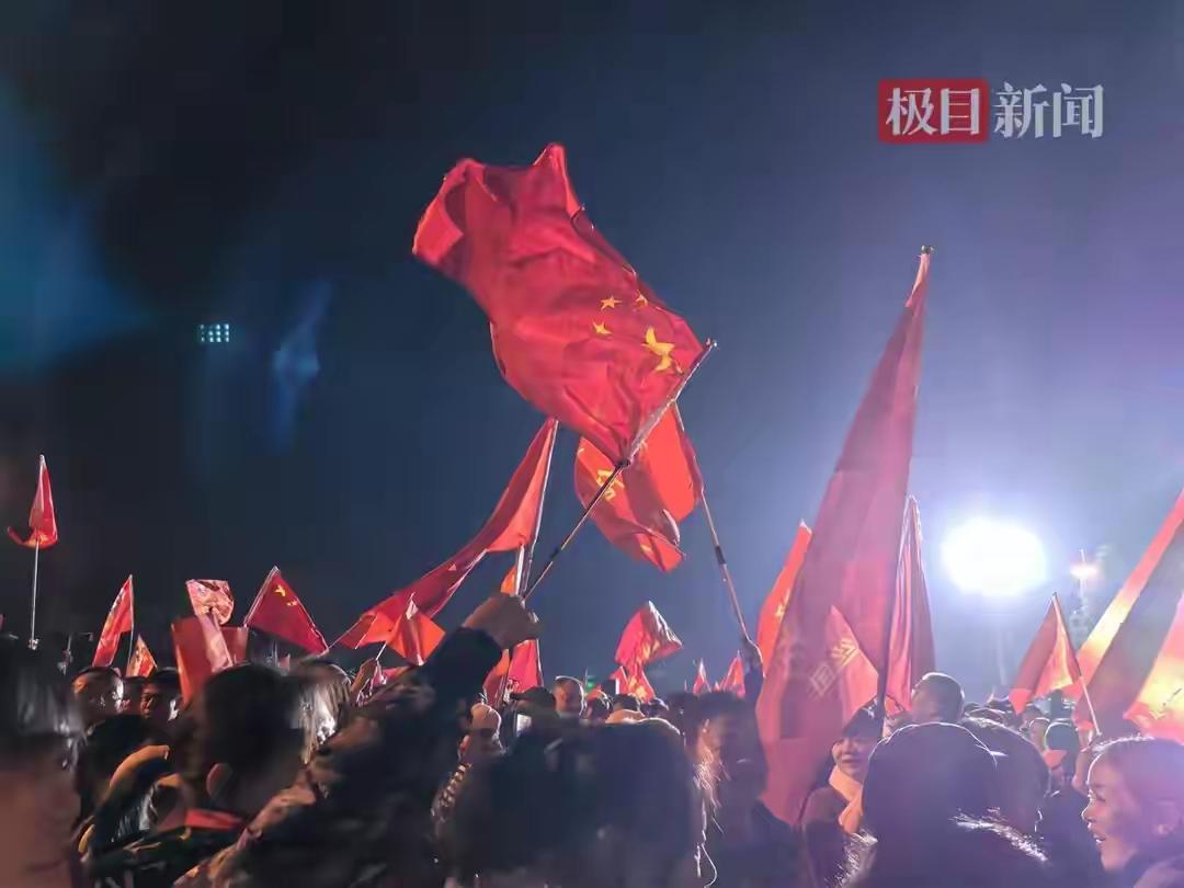 在毛泽东同志迎来132周年诞辰的日子里，来自全国各地的群众纷纷前往韶山，缅怀这位