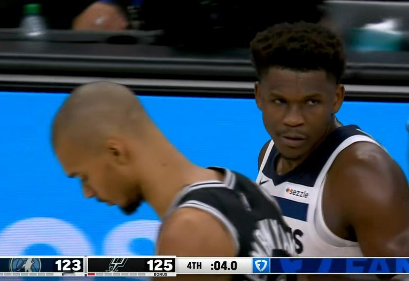 爱德华兹生涯最高的55分，眼神里写满不甘。球队半场落后25分，他自己带伤打，球队