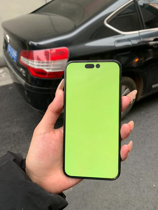 iphone14promax玩着突然绿屏