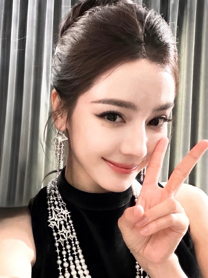 迪丽热巴和御木本总裁的合照迪丽热巴自拍合照姿势从来没变过 热巴真的太美了！