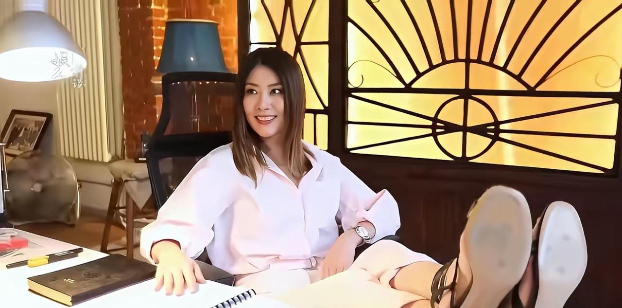 陈慧琳说“不敢数身家”的时候，眼睛里没半点装的意思。换作别人，可能要掰着指头算豪