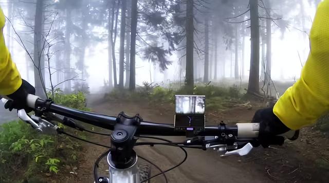 5.75mm+太陽能充電+三折疊，剛發(fā)布的這手機殺瘋了