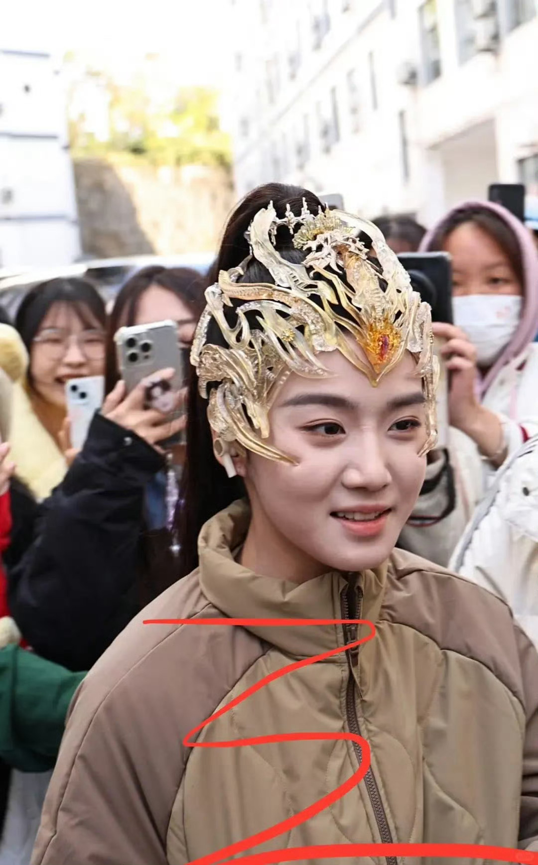 卢煜晓这头饰感觉都要把脸上的肉挤变形了 