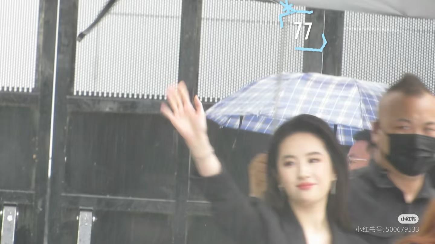 欣赏这美貌生活都有动力了，从未看过将近39岁的女艺人生图面部能有这么饱满，五官与
