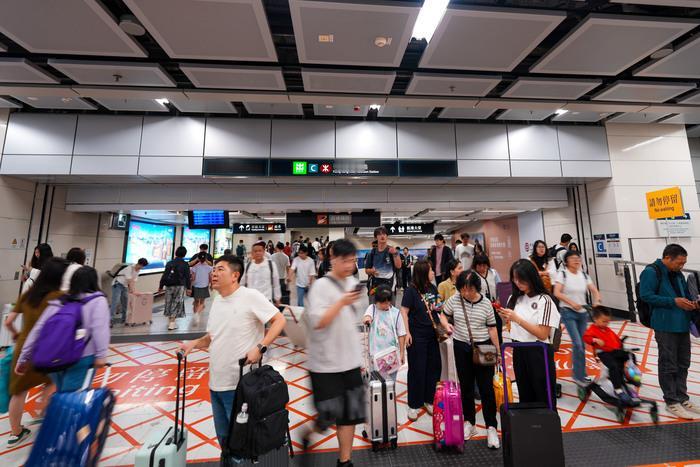 全国众多景区爆满，五一机票迎来“捡漏”机会：有航线价格腰斩，部分五星级酒店比平日