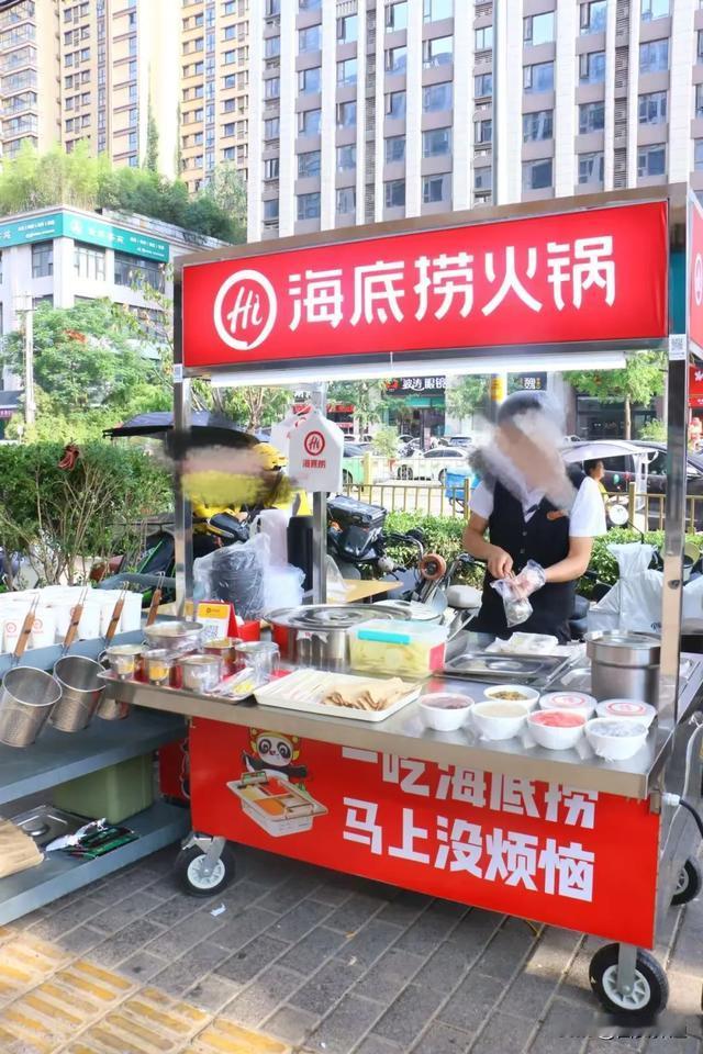 海底捞摆摊卖盒饭了？一份15块
什么🧐继夜店之后，海底捞又开始卖盒饭了‼️
