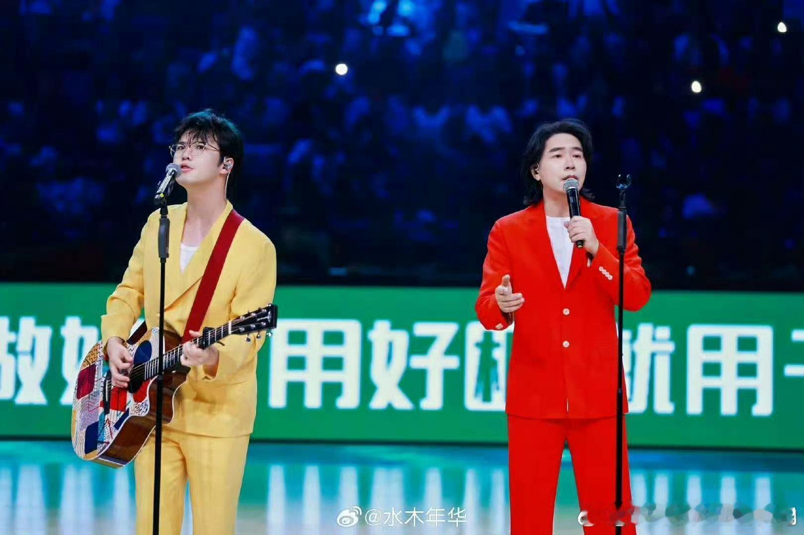 水木年华两首歌炸场水木年华浙BA开唱青春回忆拉满前奏一响，DNA都动了，全场大合