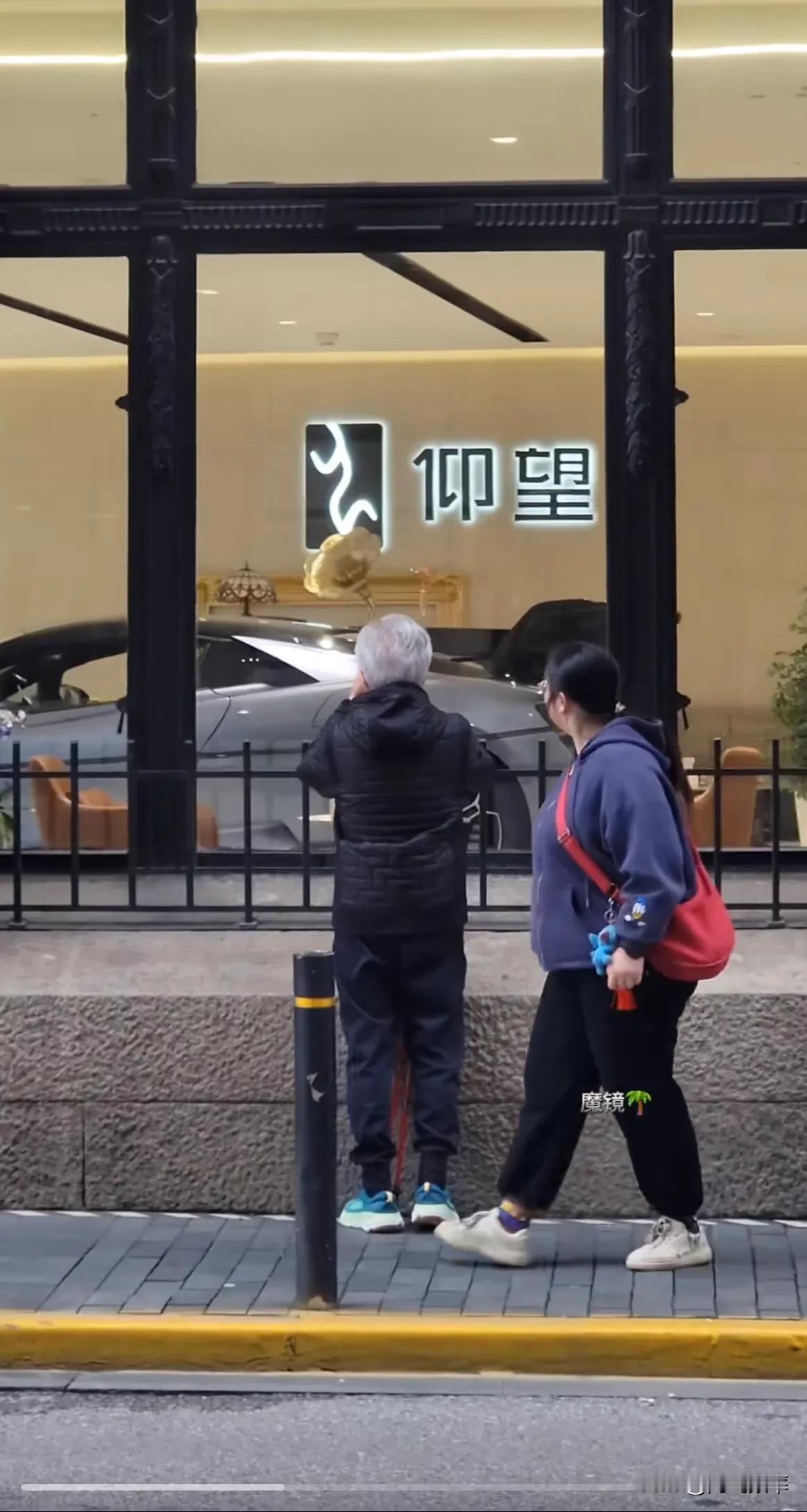 有人在上海外滩的仰望汽车展厅外，偶遇了帕加尼汽车创始人Horacio Pagan