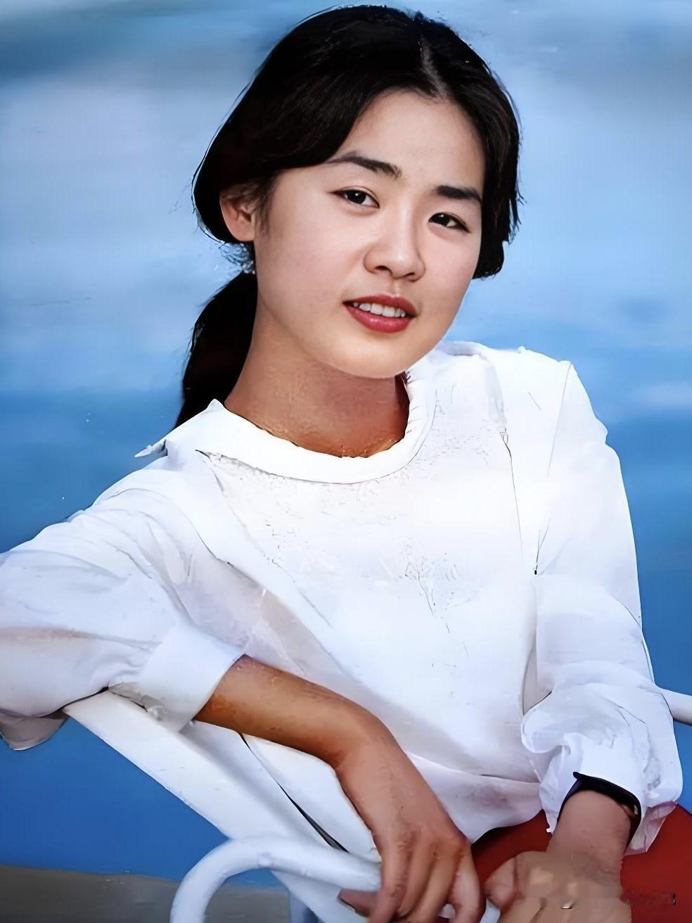 丛珊，80年代银幕女神，《牧马人》中清纯灵秀的李秀芝，一颦一笑皆是时代记忆。岁月