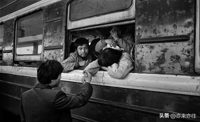 老照片欣赏：1994 年，上海火车站。

两个年轻人在车站依依惜别，这一别，竟成