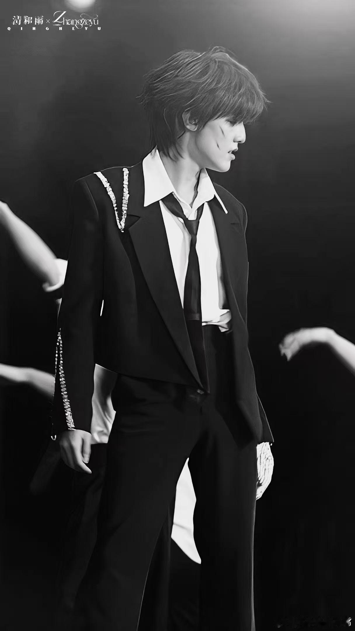 张泽禹玫瑰王子look 谁的DNA动了！张泽禹玫瑰王子造型帅到失语 