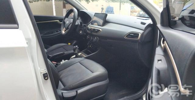 【这个车的内饰设计采用了对称式的设计，看起来非常的时尚大气】
现代悦动 2018