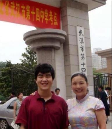 1988年，武汉女教师邹翃燕在医院生下一个小男孩。谁知，丈夫突然在她耳边说：“老