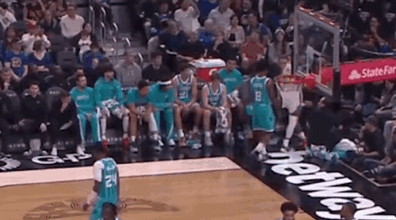 请问性顿，库里下厕所你也要跟着么[不看]
塞克斯顿防库里，在球员通道里都不放过[