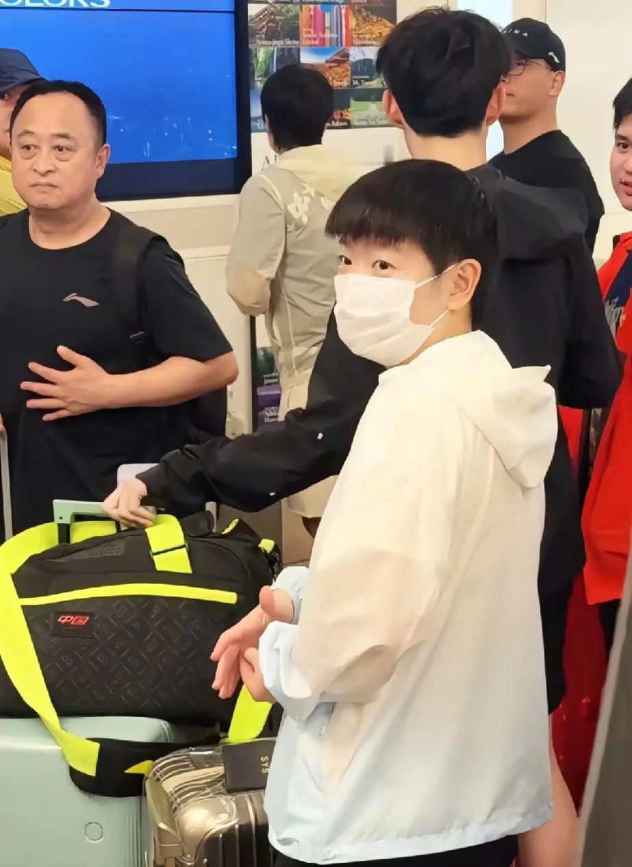 “消失”的莎莎空降日本机场

国乒出发横滨的队伍里没有见到莎莎，
可把球迷们急坏