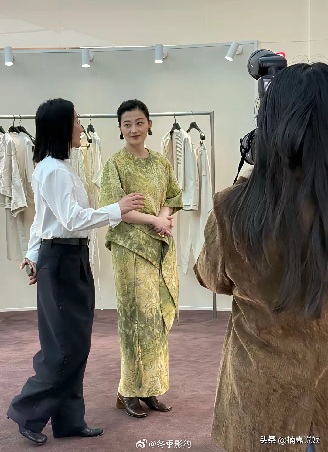 梅婷现身杭州万象城出席活动，本人没有网上说的那么年轻，生图看着疲劳感挺重的。她盘