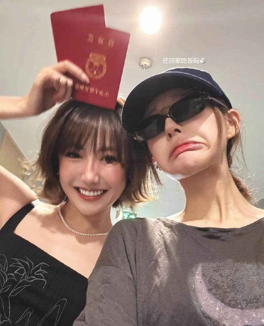 刚看照片还以为赵露思结婚了，她和闺蜜魏笑一起在民政局举着结婚证合照，原来是她闺蜜
