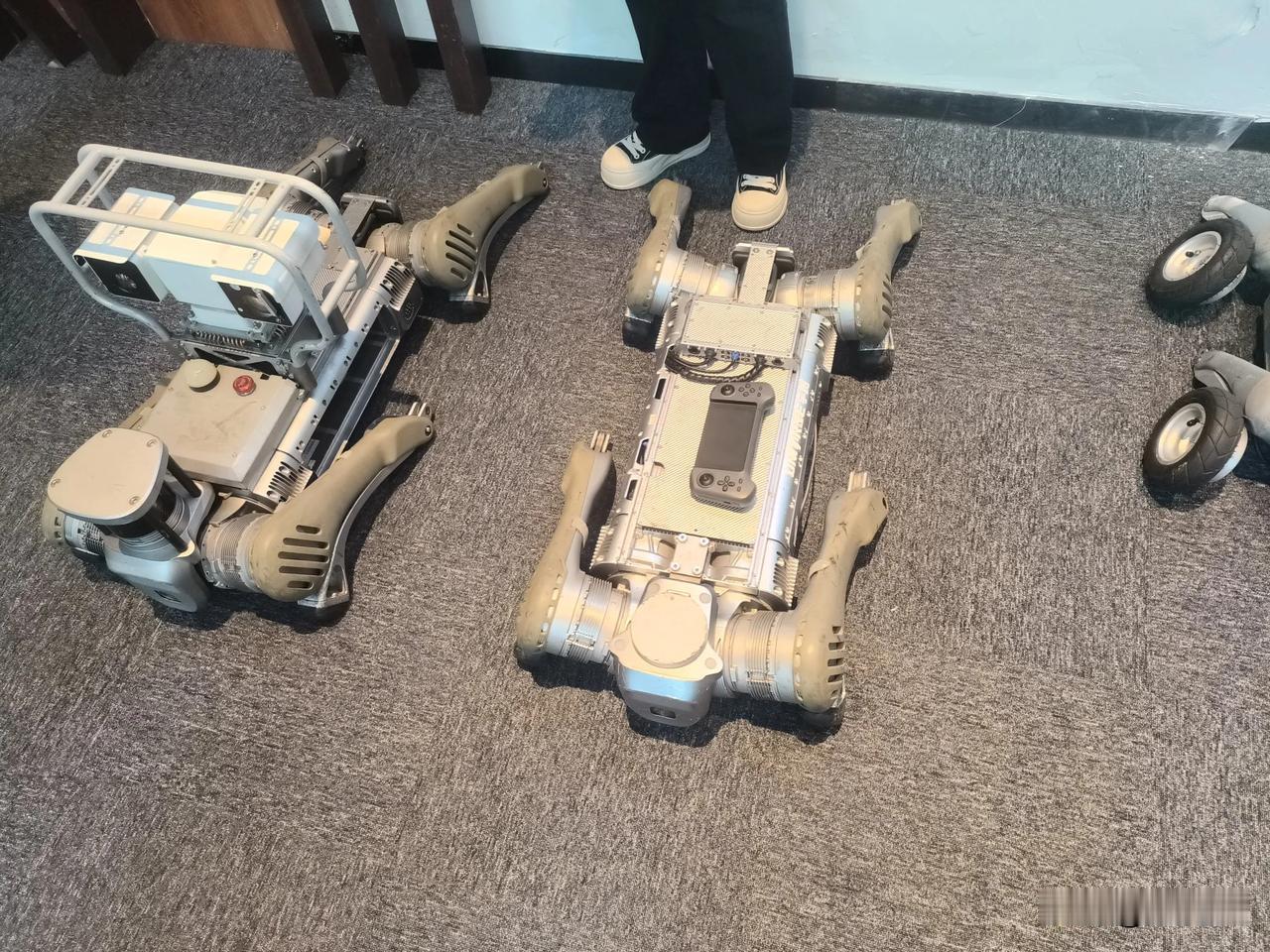 不要小看趴地上的这些铁块，他们是电力巡检机器人，动态承受40公斤，静态能承受13